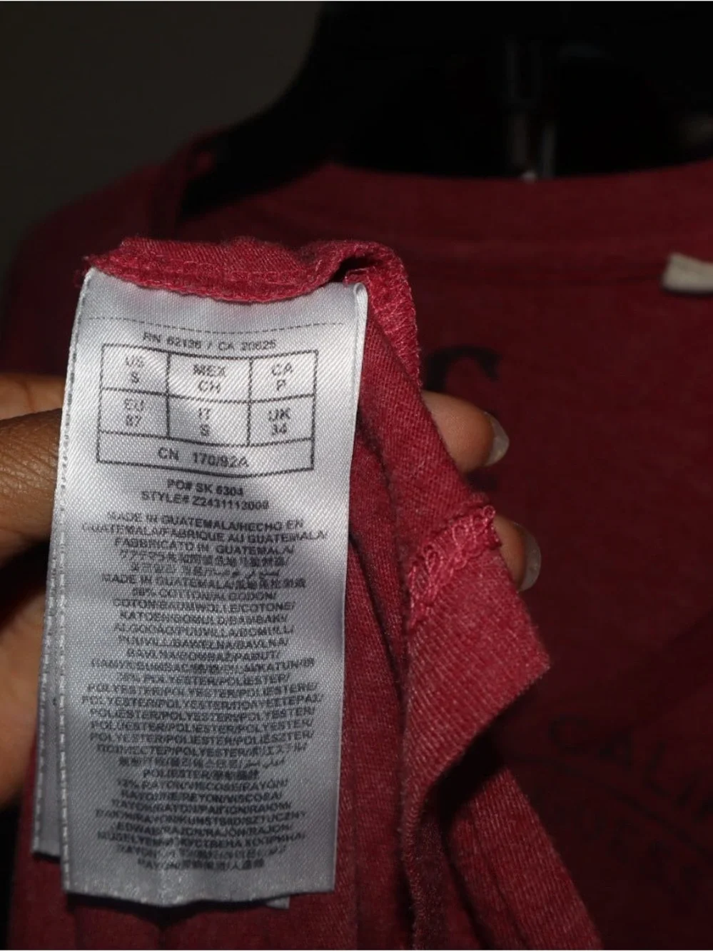 Guess Men's Heathered Red V-Neck La Fuerza Graphic Tee - Picture 4 of 6